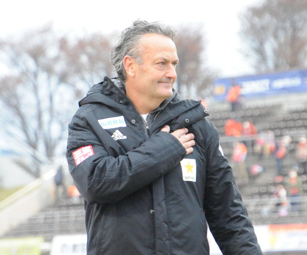試合終了後、クラブのエンブレムに手を当てながらサポーターのもとへ向かうアルベルト監督