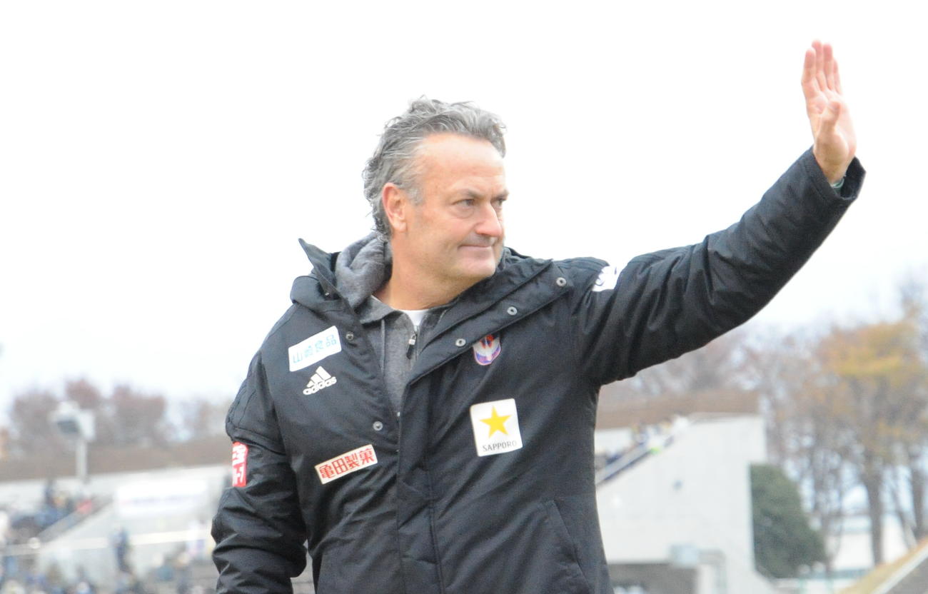 試合終了後、サポーターに向かって手を振るアルベルト監督