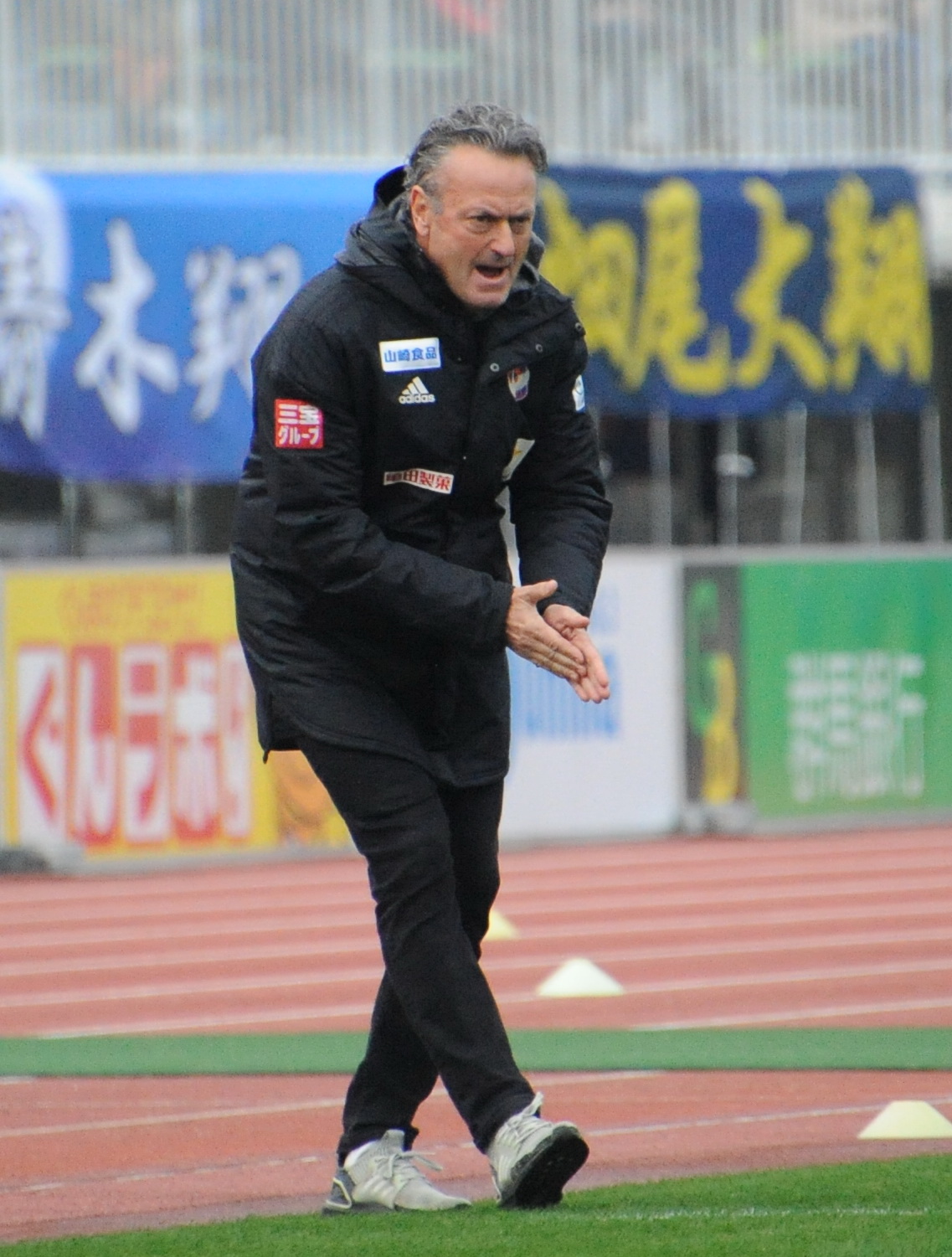 ベンチ前で選手を鼓舞するアルベルト監督