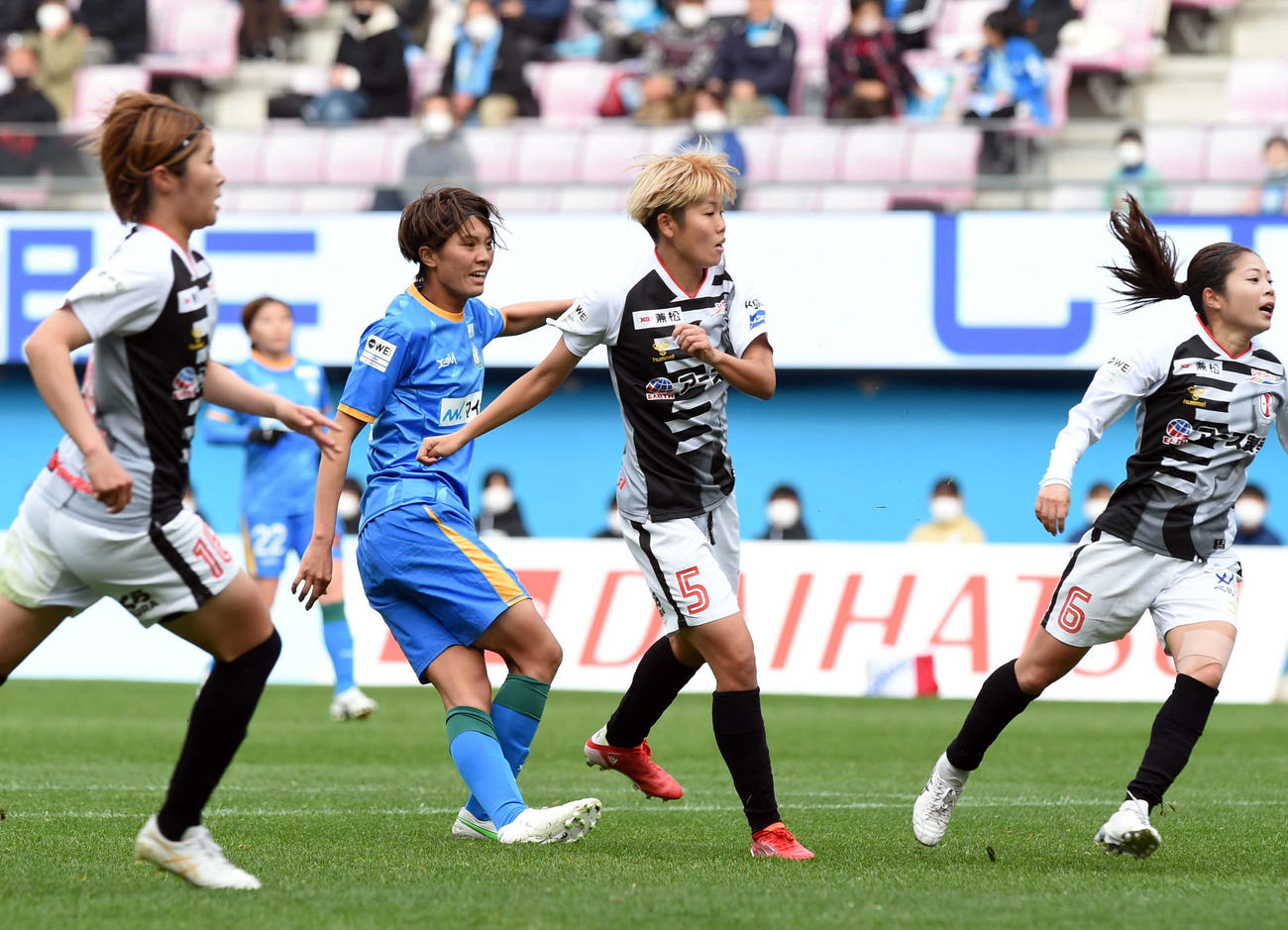 マイナビ仙台対INAC神戸　前半、ゴールを決めるマイナビ仙台白木（左から2人目）（撮影・相沢孔志）