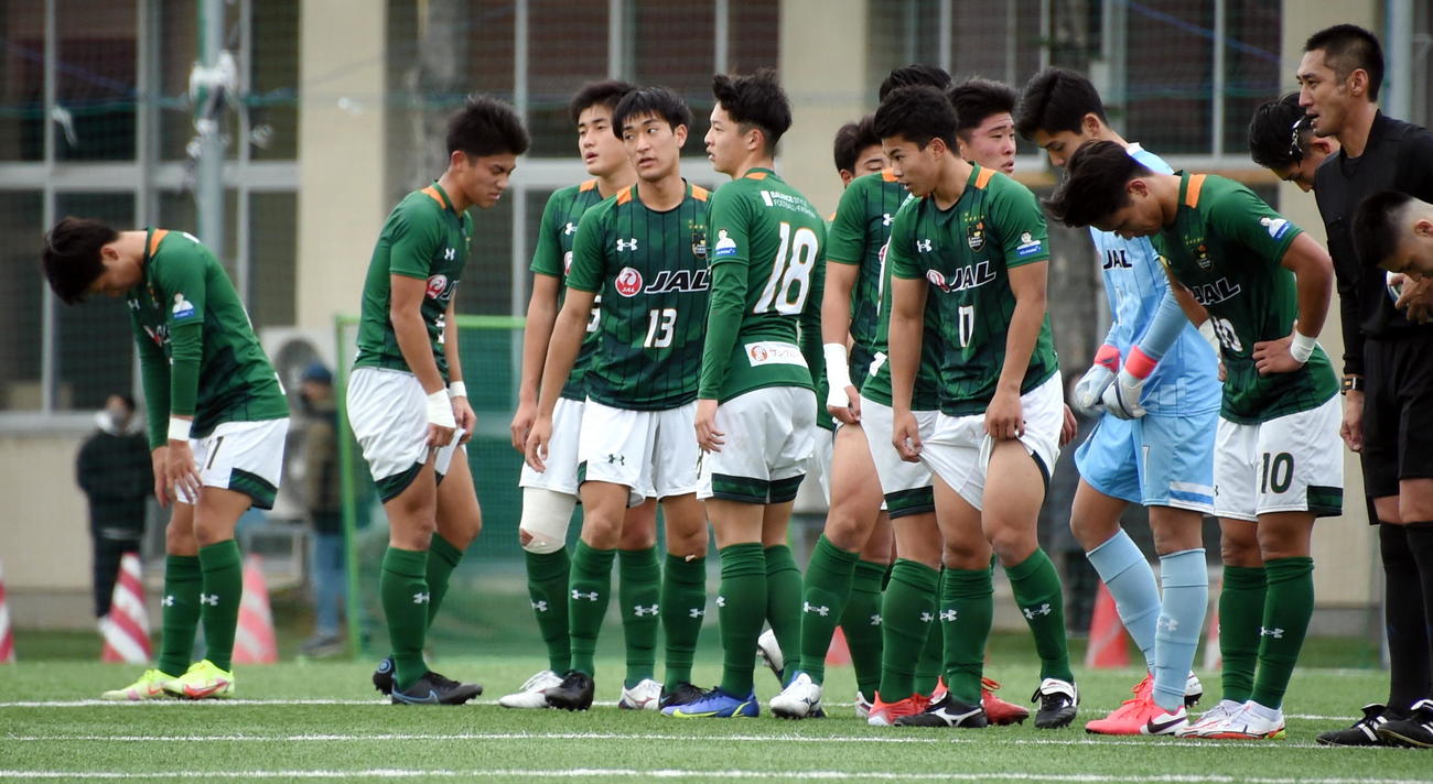 青森山田対清水ユース　首位攻防戦で敗れ肩を落とす青森山田イレブン（撮影・山田愛斗）