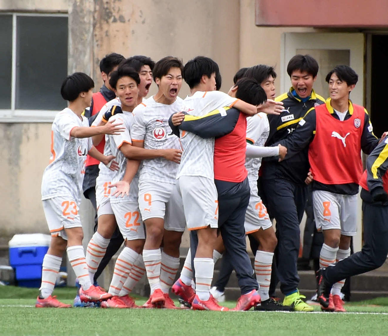青森山田対清水ユース　後半24分、先制ゴールを決めて雄たけびを上げる清水ユースFW千葉（中央左）（撮影・山田愛斗）