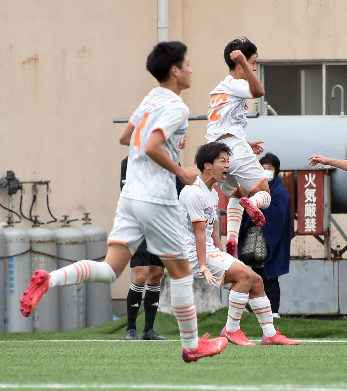 青森山田対清水ユース　後半41分、追加点を奪い雄たけびを上げる清水ユースFW千葉（中央）（撮影・山田愛斗）
