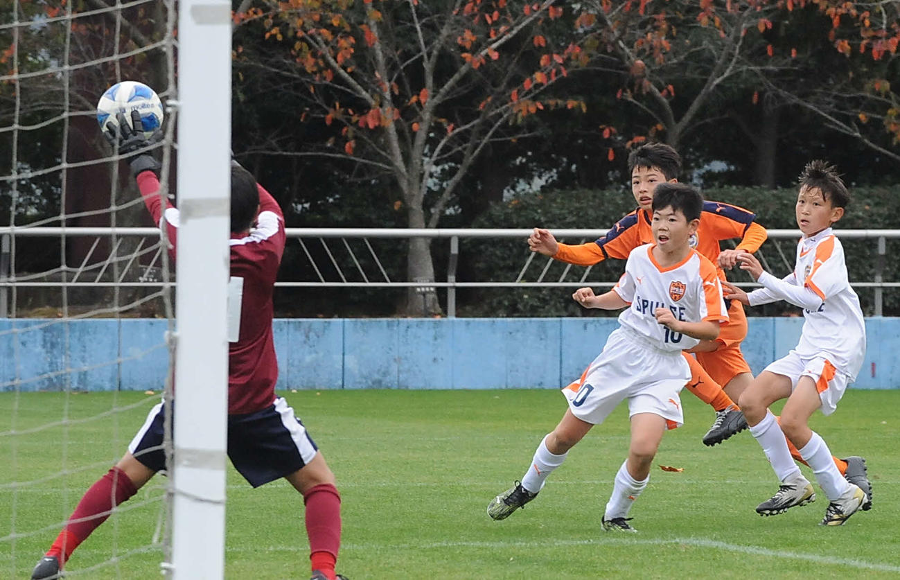 前半17分に同点ゴールを決めた清水エスパルス清水の沢田（右後方）