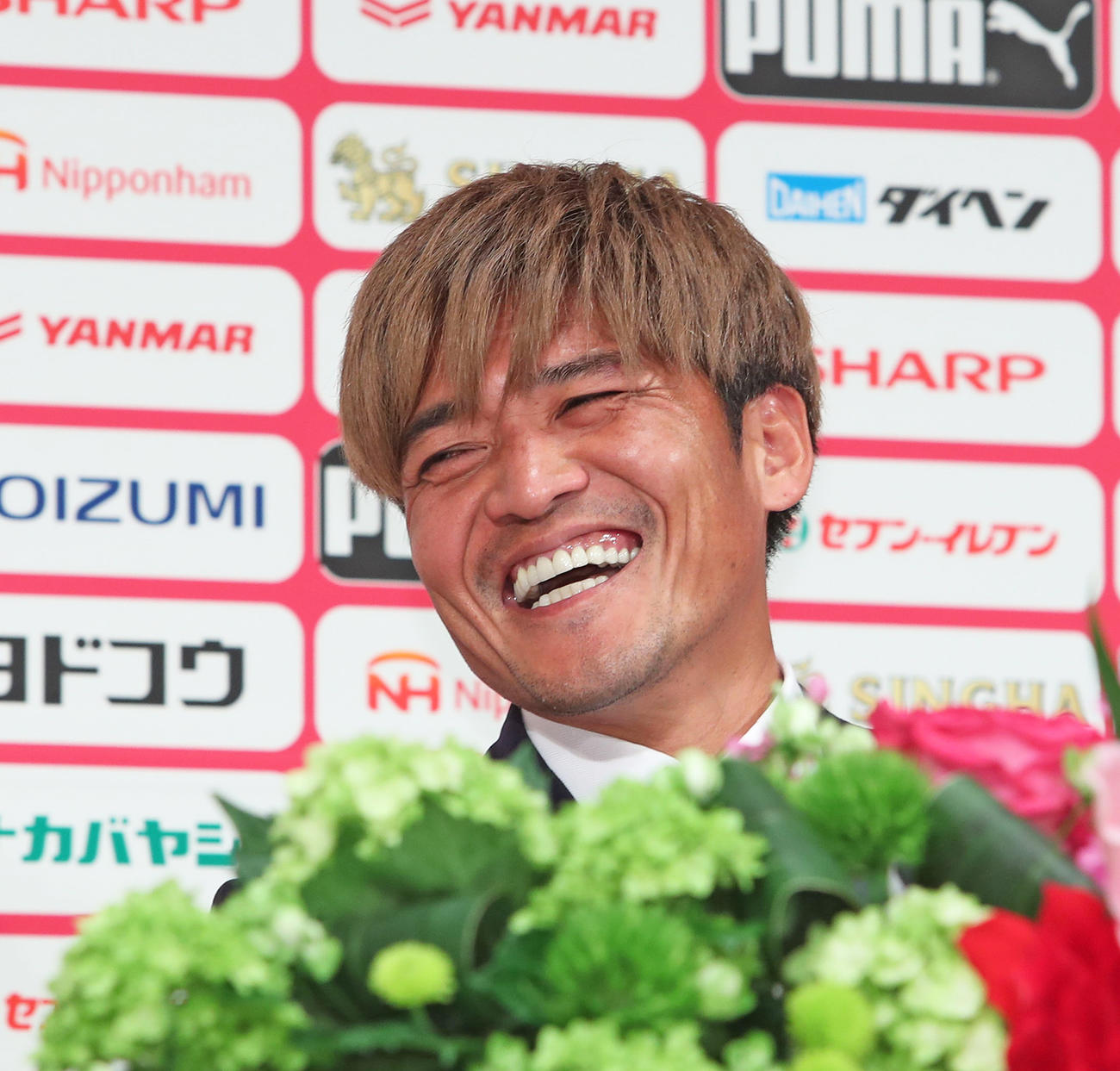 引退会見で笑顔を見せるC大阪大久保（撮影・白石智彦）