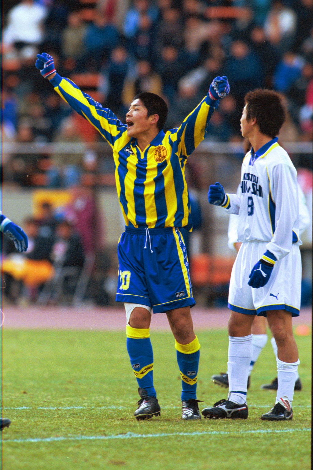 01年1月、草津東を破り第79回全国高校サッカーを制した国見・大久保嘉人はガッツポーズ