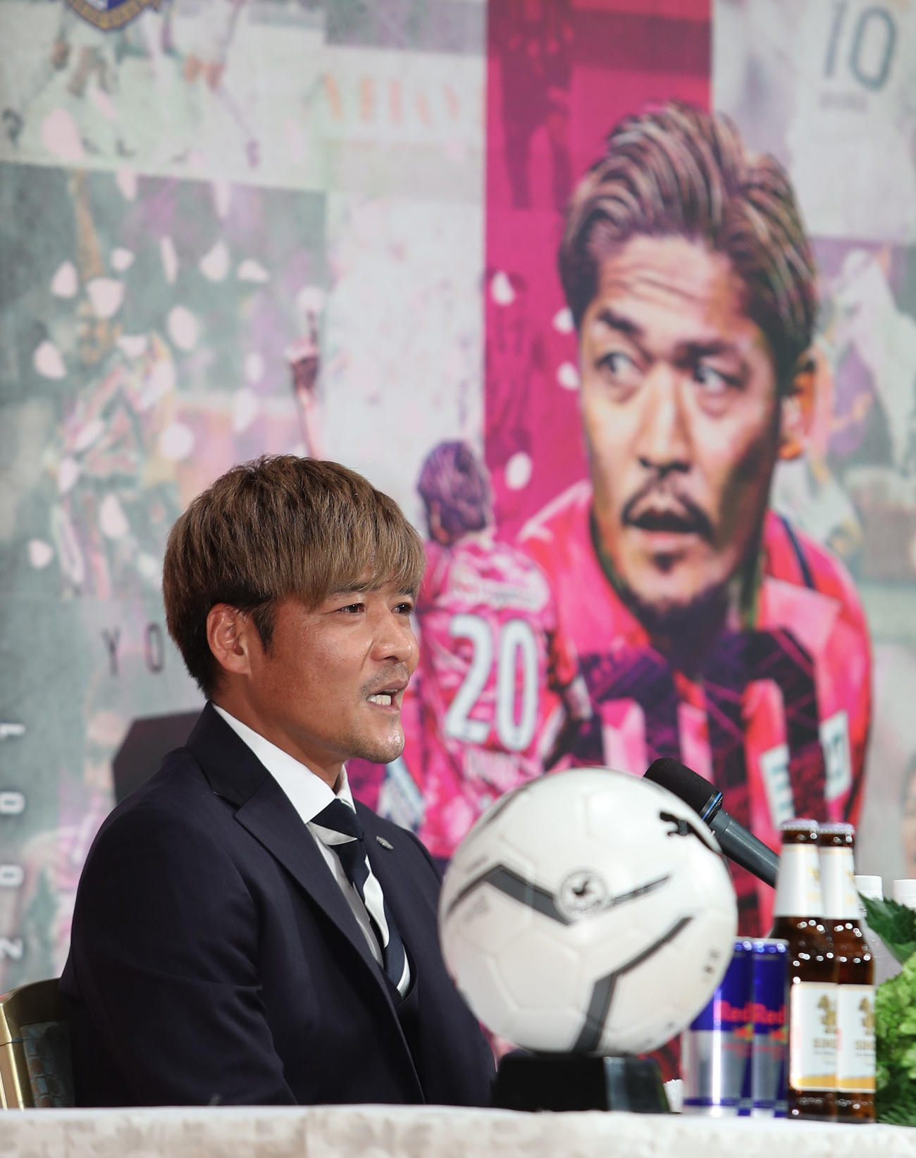 引退会見で記者の質問に答えるC大阪大久保嘉人（撮影・白石智彦）