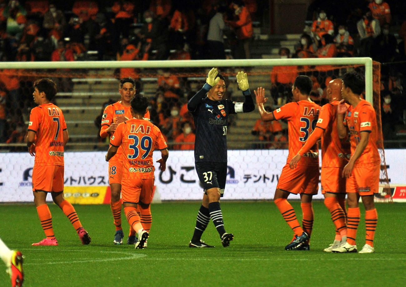 5試合ぶりの白星を喜ぶ清水の選手たち（2021年11月20日撮影）