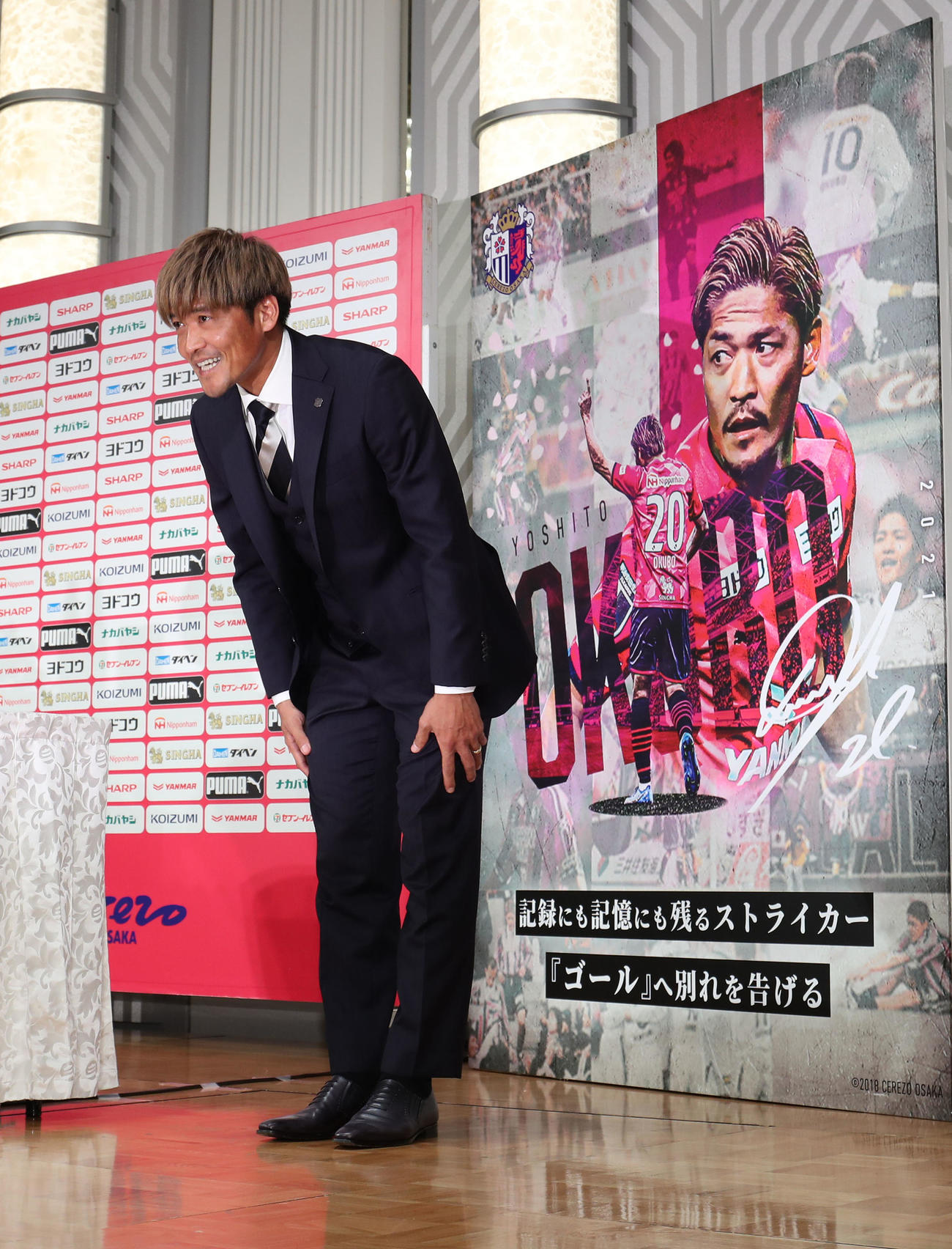 引退会見を終えて一礼するC大阪・大久保嘉人（撮影・白石智彦）