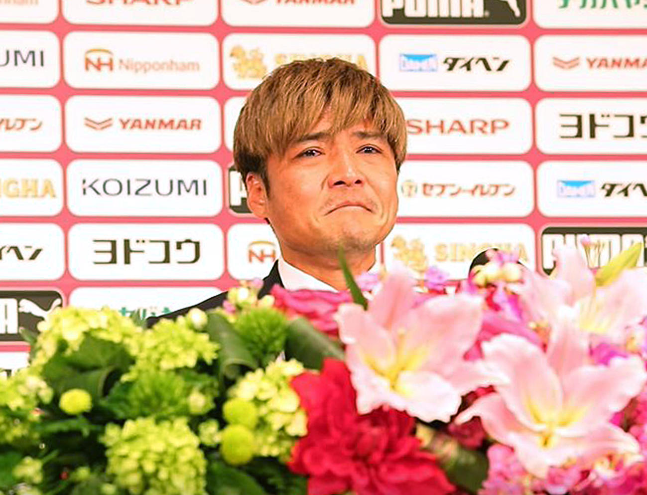 引退会見で涙を流すC大阪大久保（撮影・白石智彦）