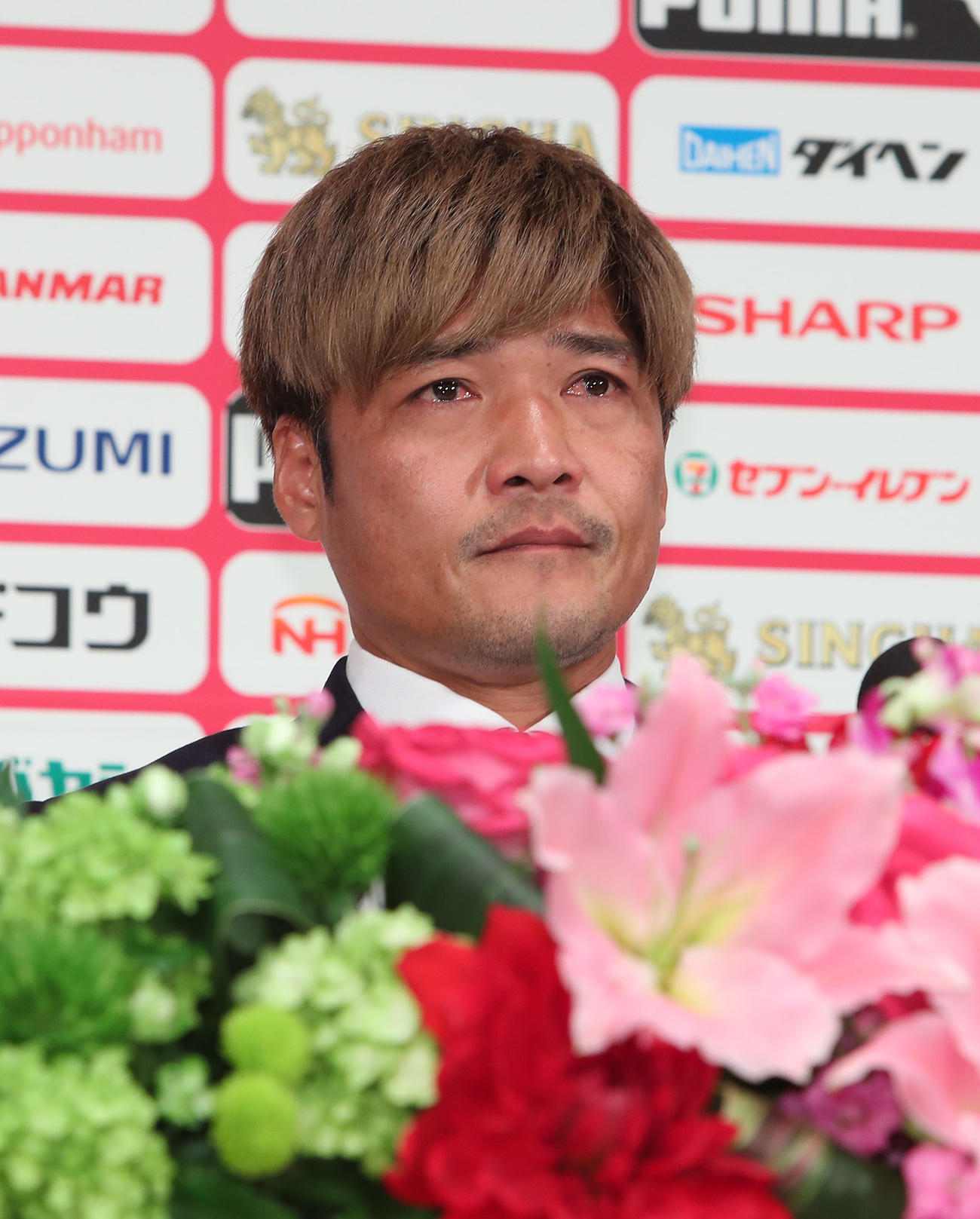 引退会見で涙で目を真っ赤に腫らすC大阪・大久保嘉人（撮影・白石智彦）