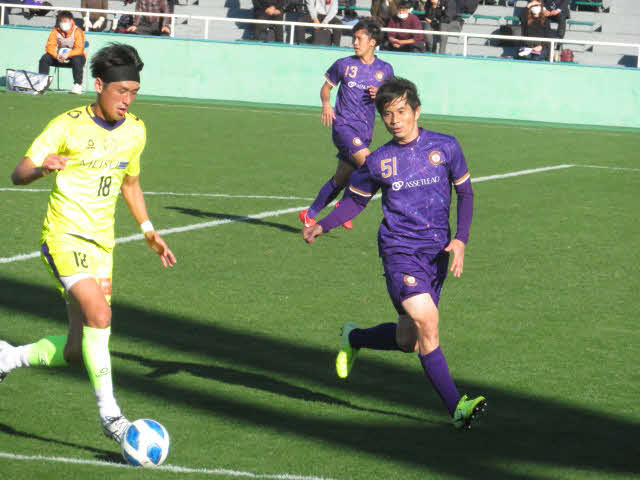 おこしやす京都ACのFW青戸のプレーに対応するCracao Shinjuku小林（右）