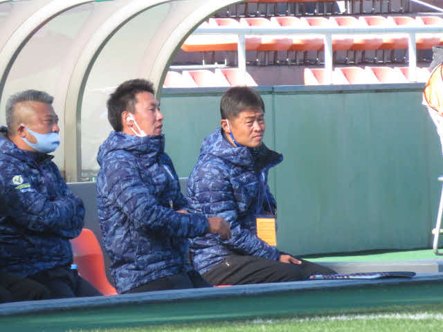ＦＣ．ＩＳＥ－ＳＨＩＭＡの小倉隆史監督（右）