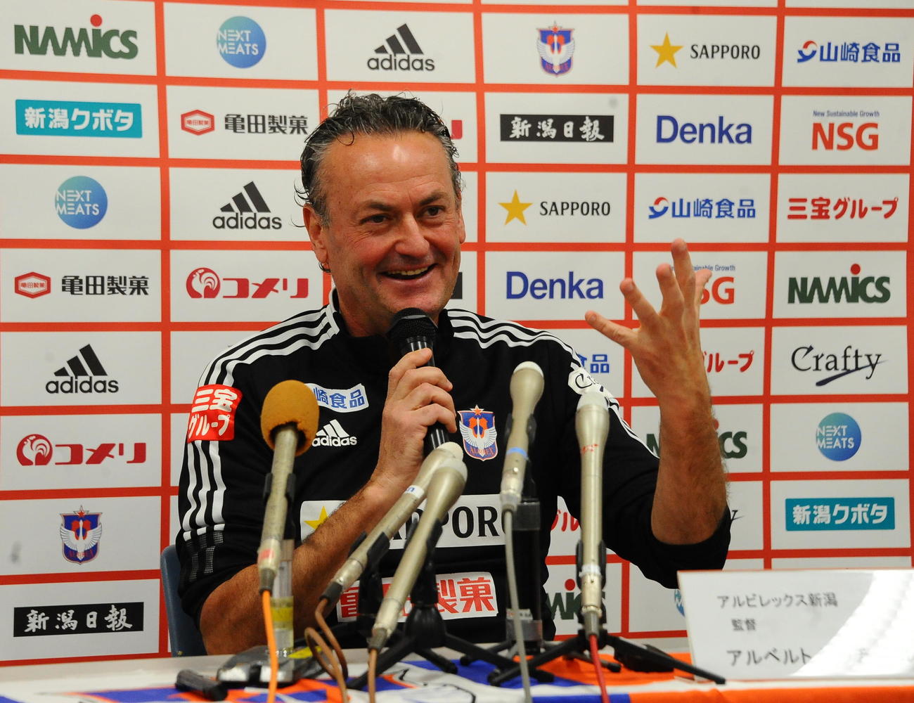 退任会見で笑顔を見せるアルベルト監督