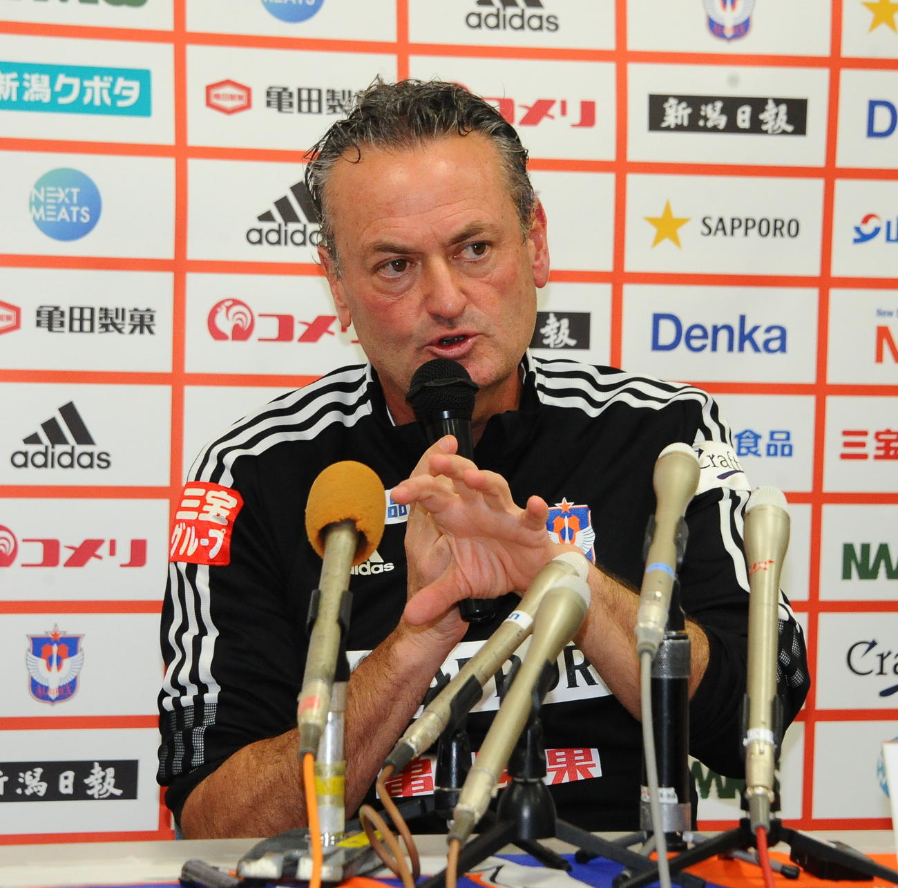 真剣な表情で話しをするアルベルト監督