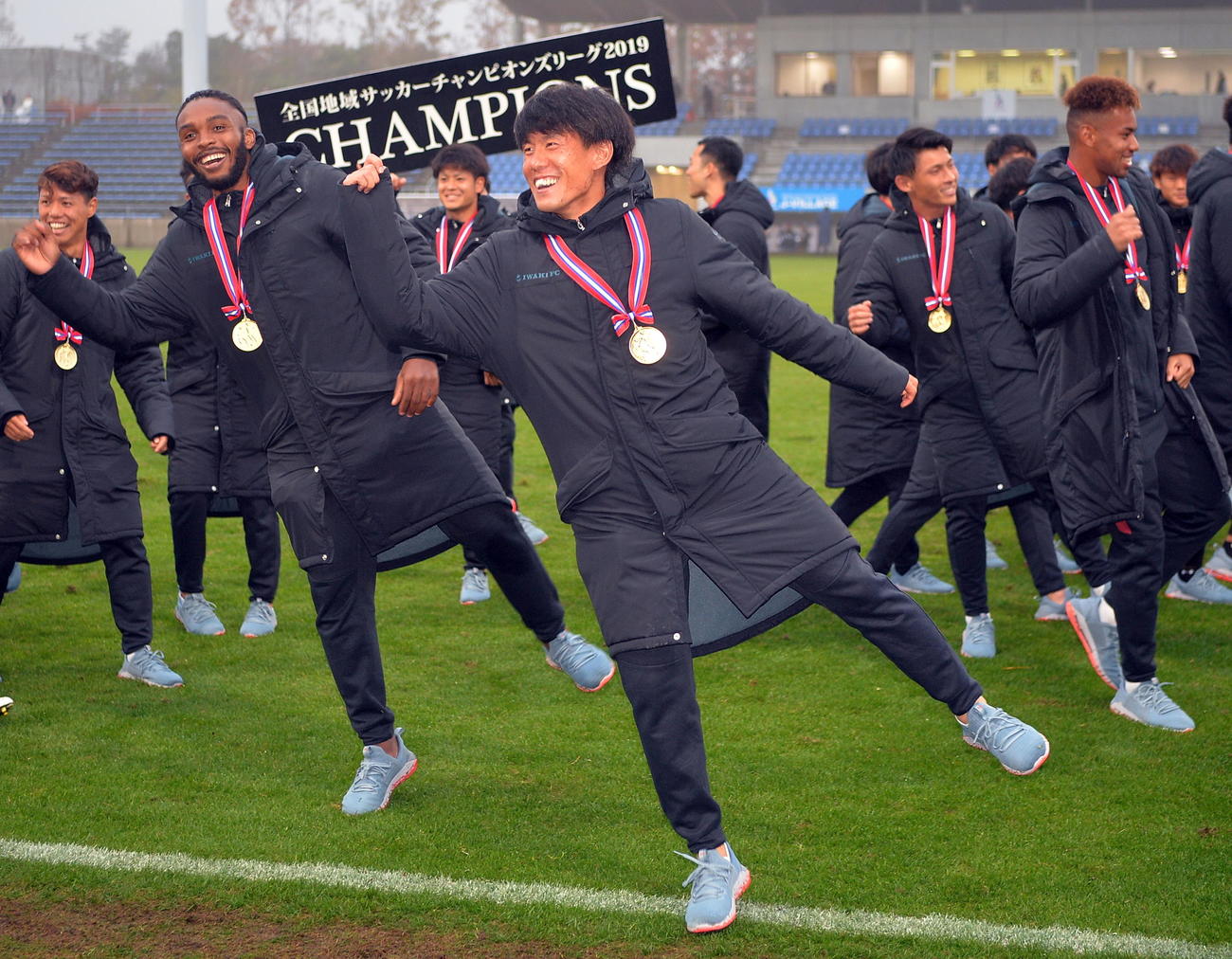 いわき踊りを披露してサポーターと喜ぶいわきFC・DF平沢俊輔（中央）ら選手たち（2019年11月26日撮影）