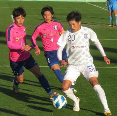 ボールをキープするCriacao Shinjuku樋口を取り囲むFC．ISE－SHIMAの真野（左）と谷口