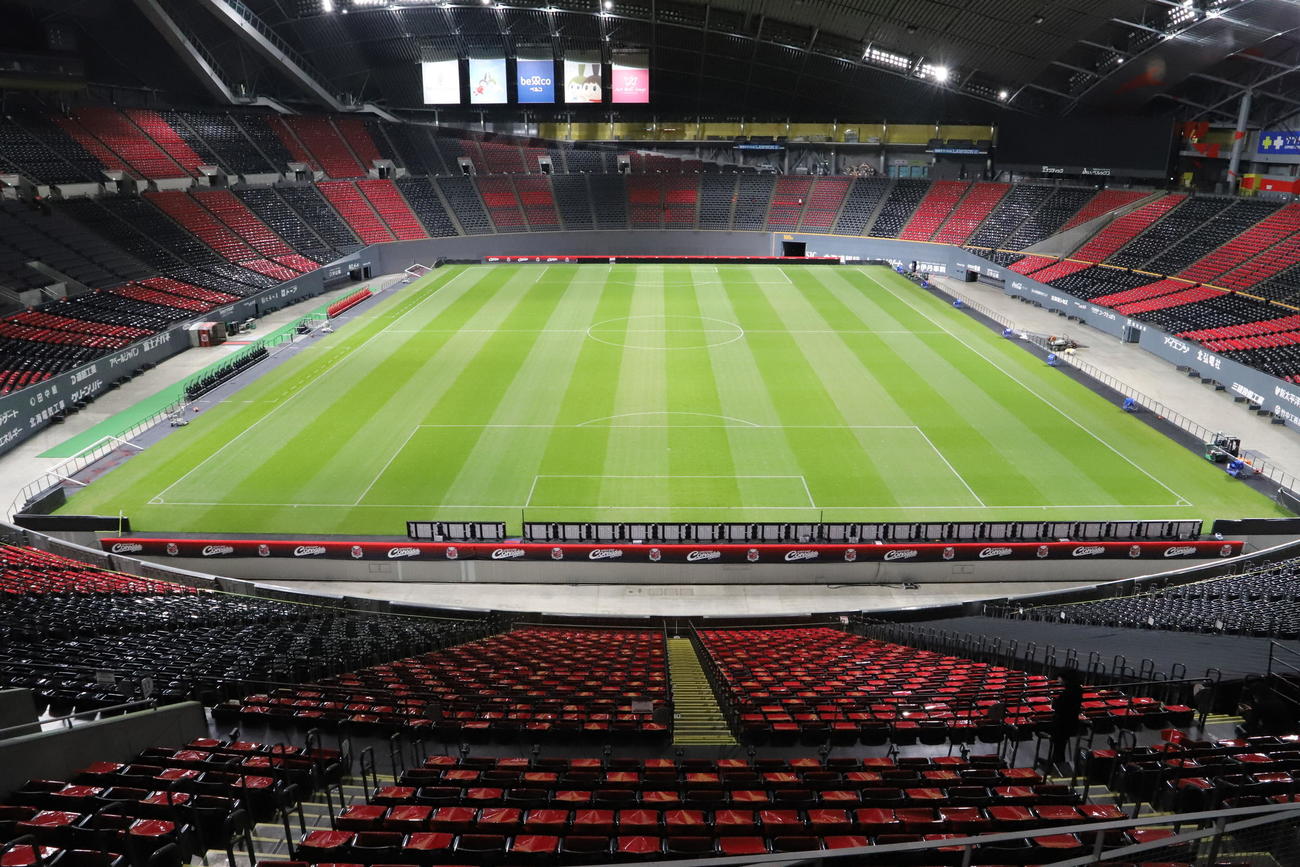 ホーム最終戦柏戦のために赤黒のシートが設置された札幌ドームの座席（C）2021 CONSADOLE