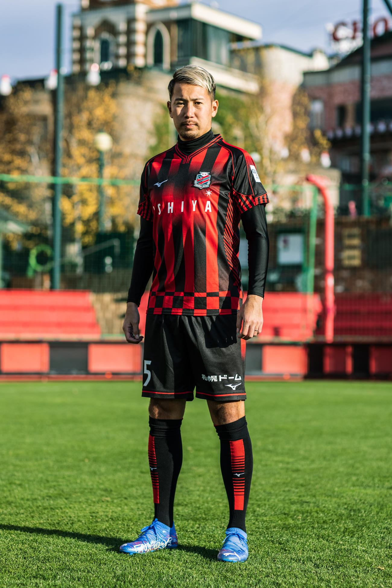来季の1stユニホームを着用する札幌福森（C）2021 CONSADOLE