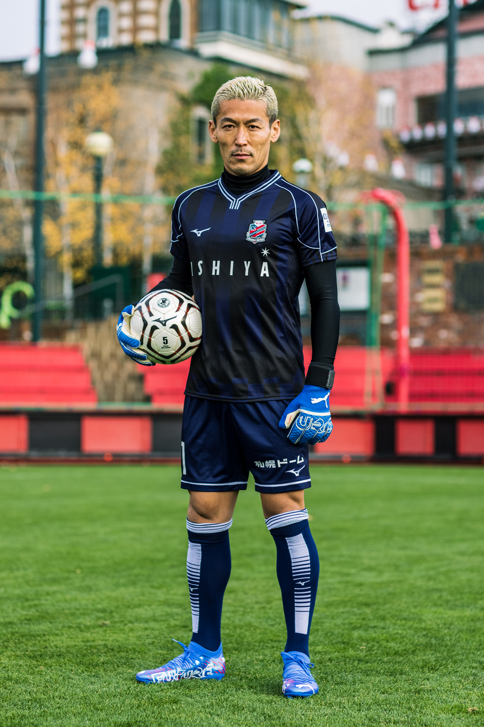 来季のGK用ユニホームを着用する札幌菅野（C）2021 CONSADOLE