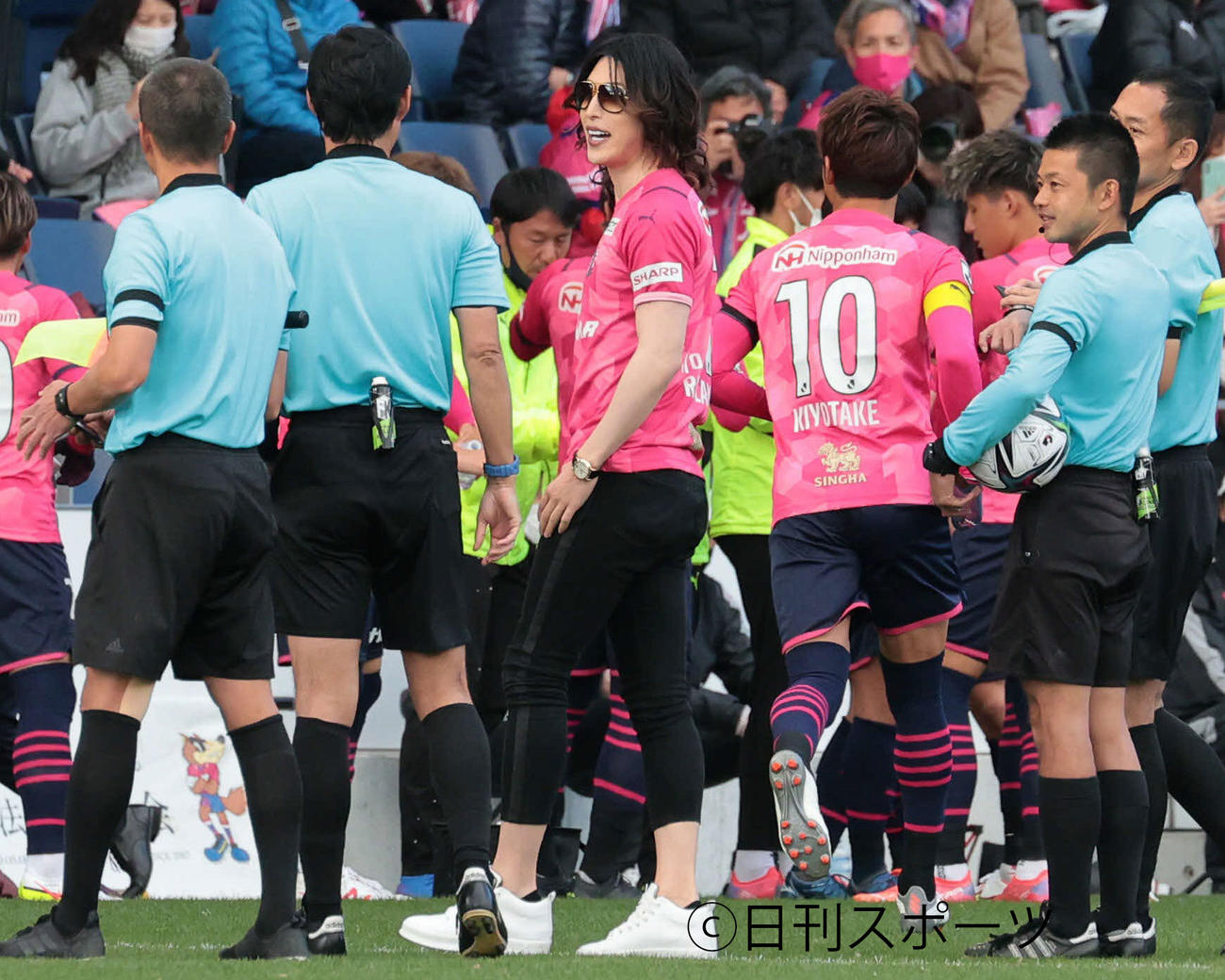 Ｃ大阪対名古屋　試合前、レフェリーエスコートを行ったローランド（中央）（撮影・宮崎幸一）