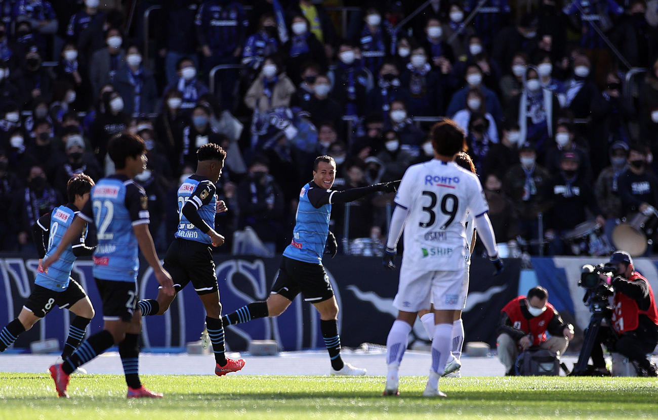 川崎F対G大阪　前半、先制ゴールを決める川崎Fレアンドロ・ダミアン（中央）（撮影・狩俣裕三）