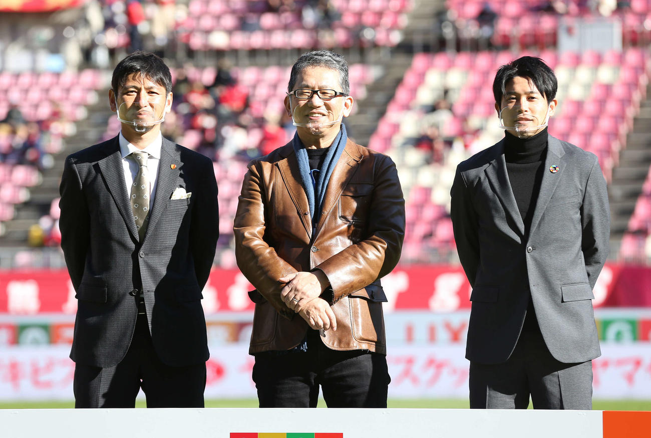 鹿島対鳥栖　試合前イベントで記念撮影に納まる、左から鹿島中田CRO、LIXIL瀬戸社長、内田氏（撮影・河野匠）