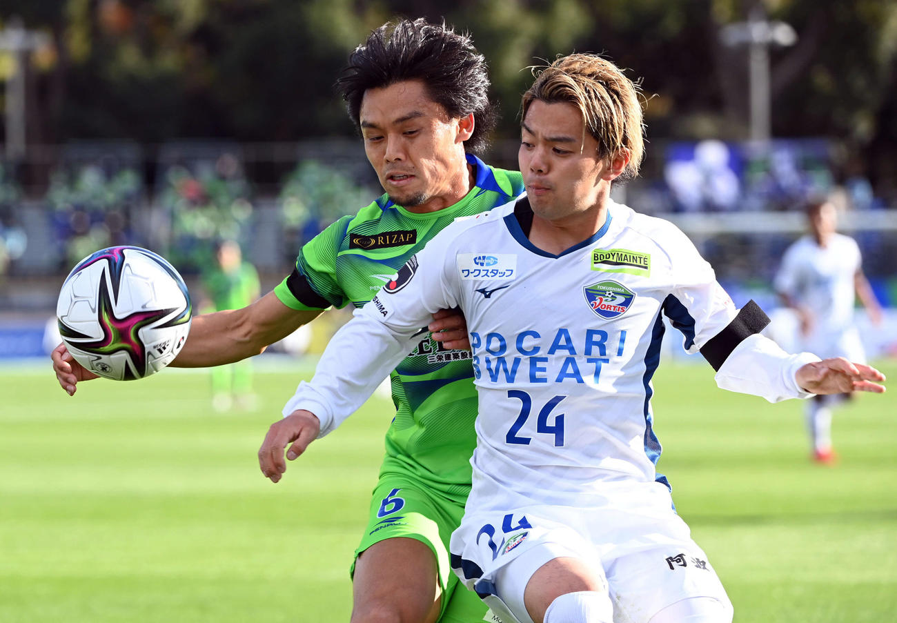 湘南対徳島で喪章をつけて試合に臨んだ両チームの選手（撮影・たえ見朱実）