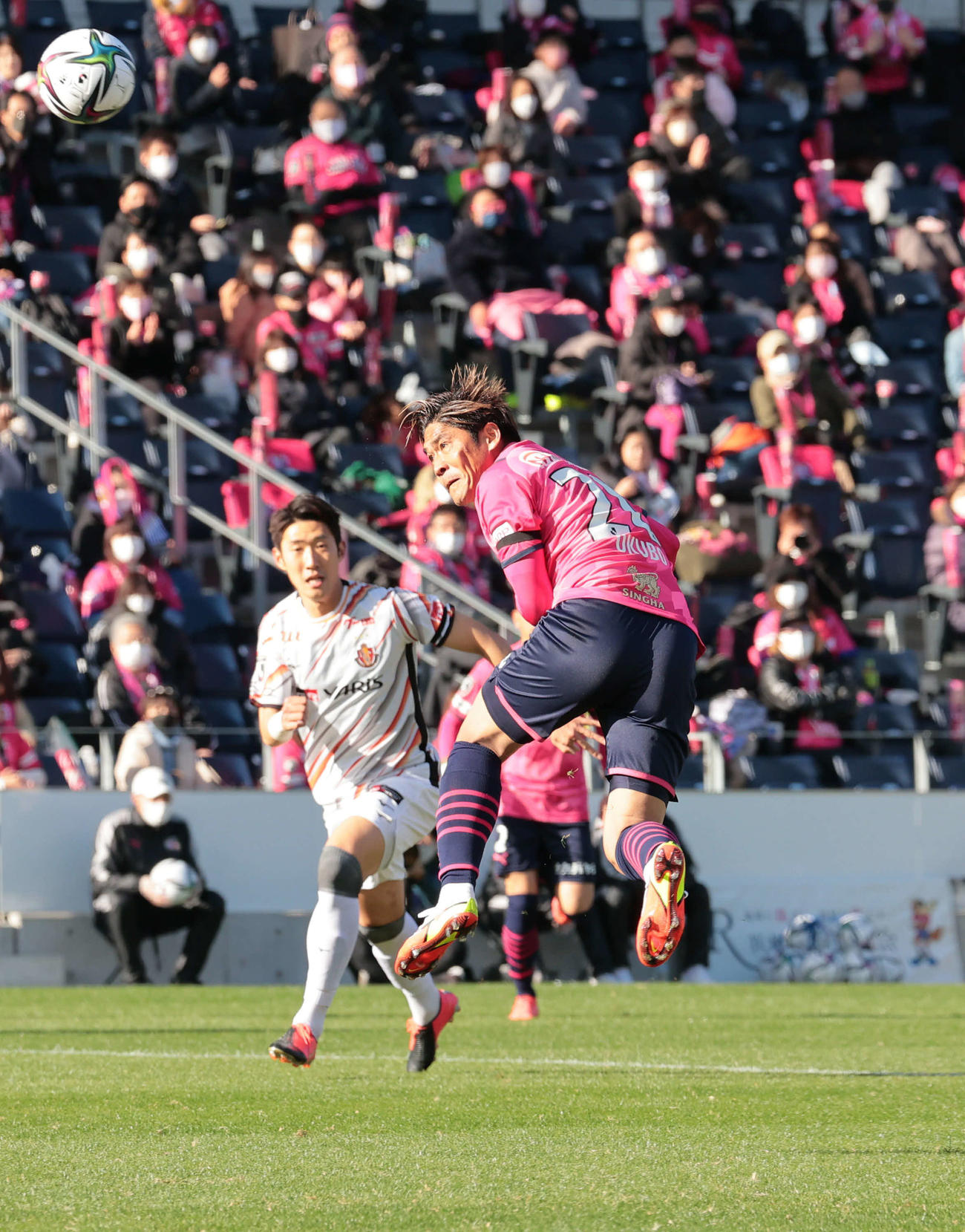 C大阪対名古屋　前半、C大阪大久保嘉人はシュートを放つ（撮影・宮崎幸一）