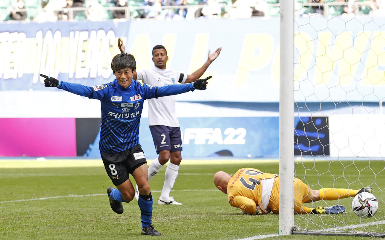 大分―横浜FC　前半、先制ゴールを決め、駆けだす大分・町田（左）。GKブローダーセン（共同）