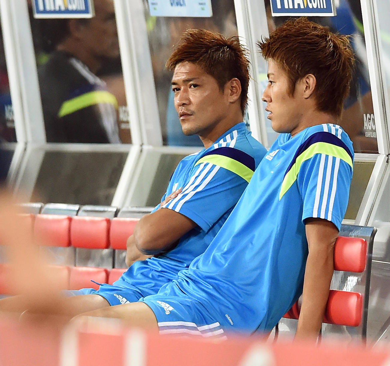 ベンチに並んで座ってしばし思案顔の柿谷（右）と大久保（2014年6月18日撮影）