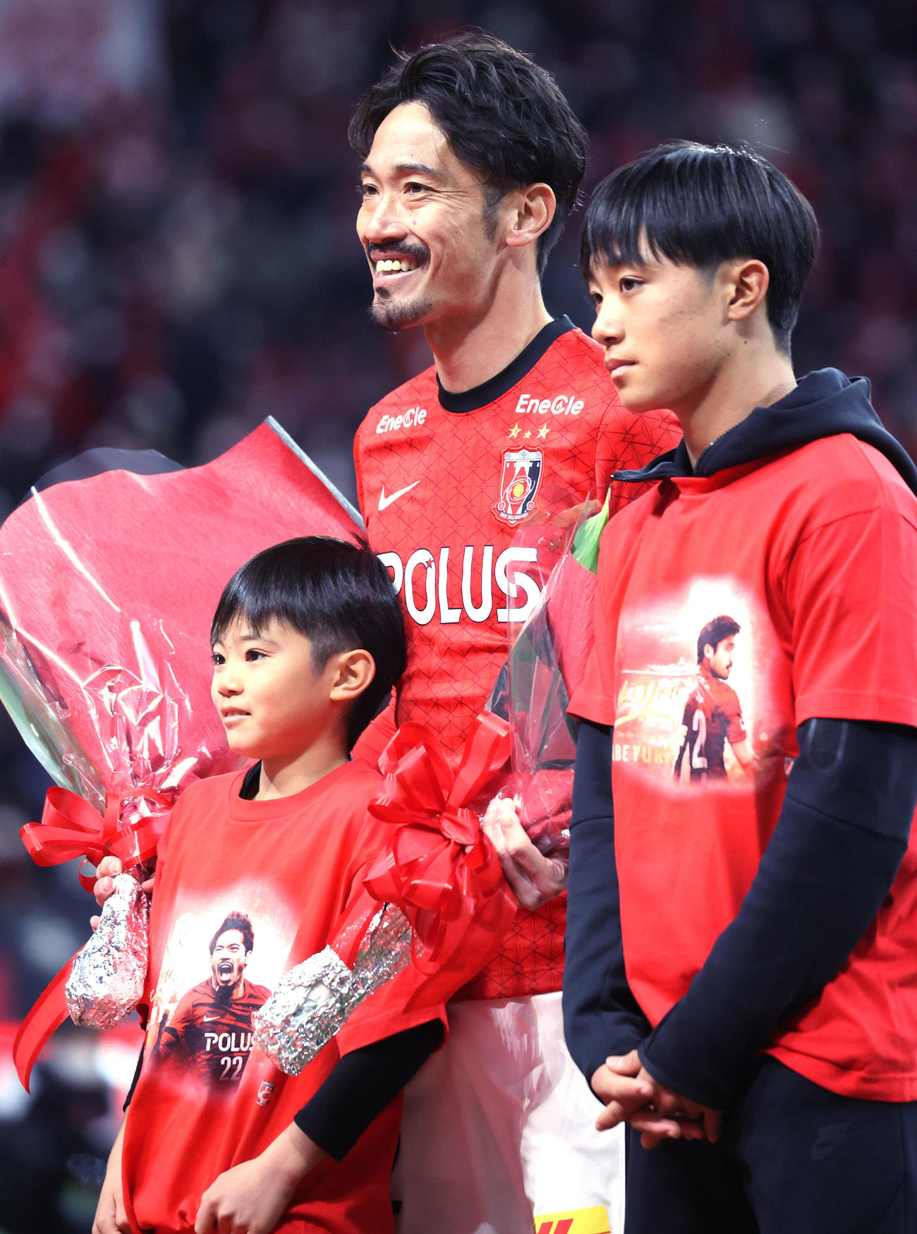 浦和対清水　ホーム最終戦後の引退セレモニーで、長男・湧心君（右）次男・凉雅くん（左）と笑顔で記念撮影する浦和阿部（撮影・浅見桂子）