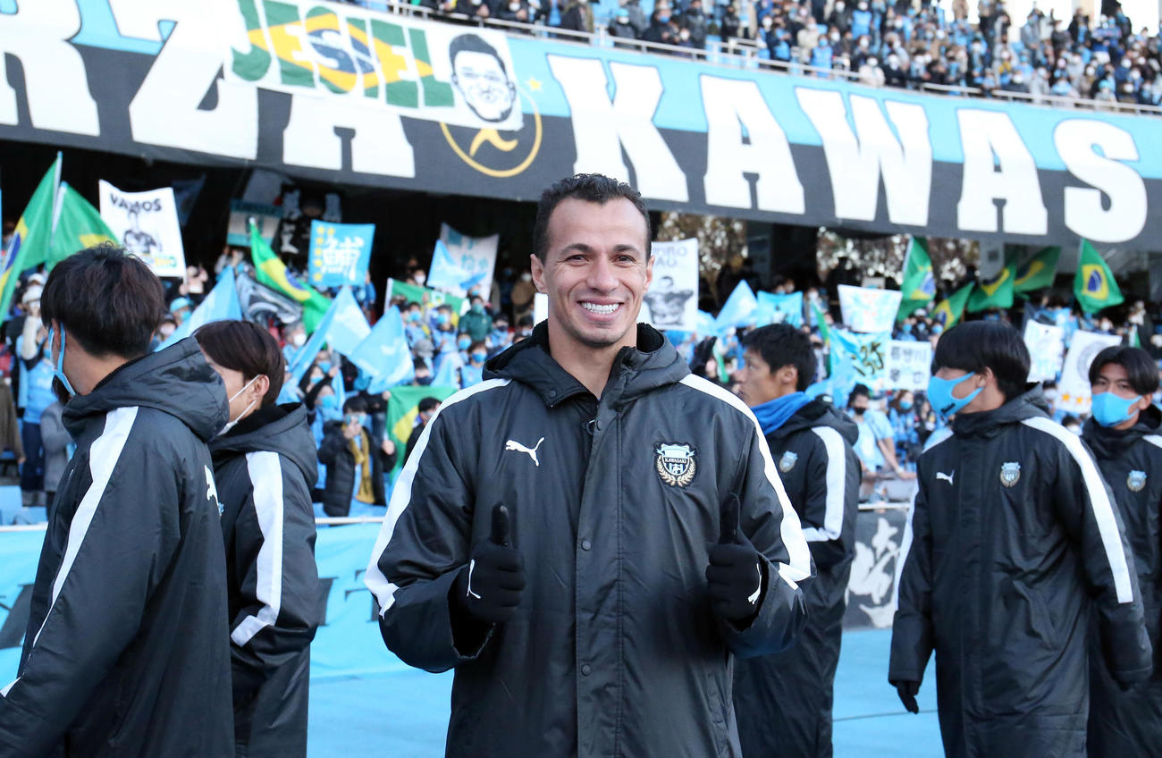 川崎F対G大阪　試合後、サポーターをバックに記念撮影する川崎Fレアンドロ・ダミアン（撮影・狩俣裕三）