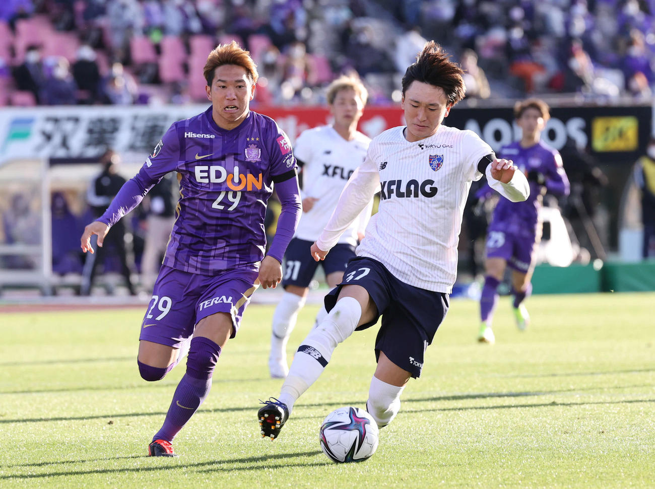 広島対FC東京　後半　広島浅野（左）とFC東京中村（撮影・加藤孝規）