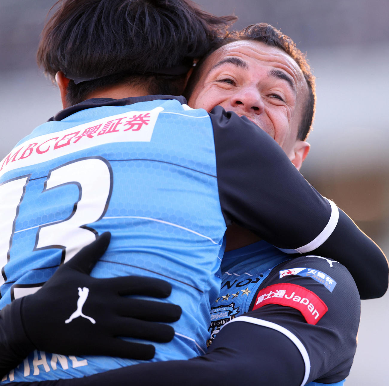 川崎F対G大阪　後半、この日2点目のゴールを決め、川崎F山根（手前）と抱き合い喜ぶレアンドロ・ダミアン（撮影・狩俣裕三）