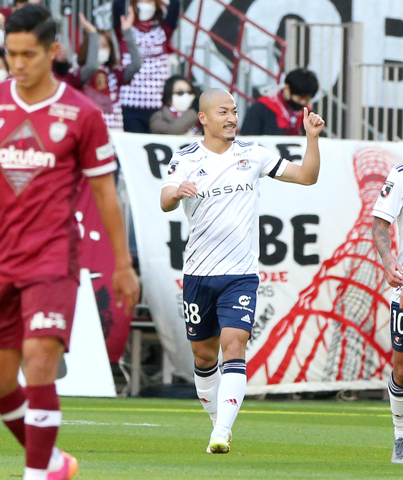 神戸対横浜FM　前半、横浜FM前田（右）はゴールを決め笑顔でポーズする（撮影・上山淳一）