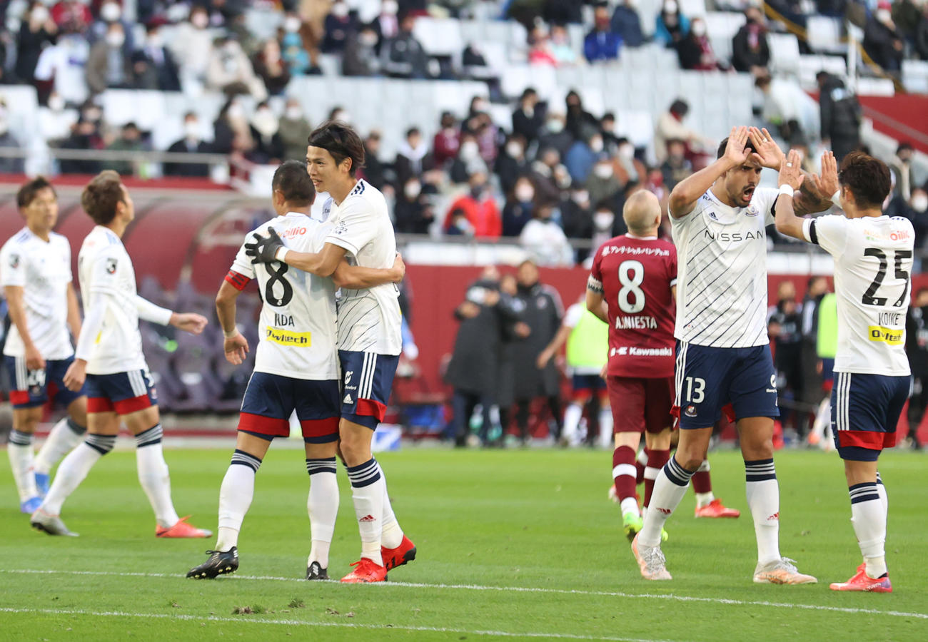 神戸対横浜FM　神戸に勝利し喜ぶ横浜FMイレブン（撮影・上山淳一）