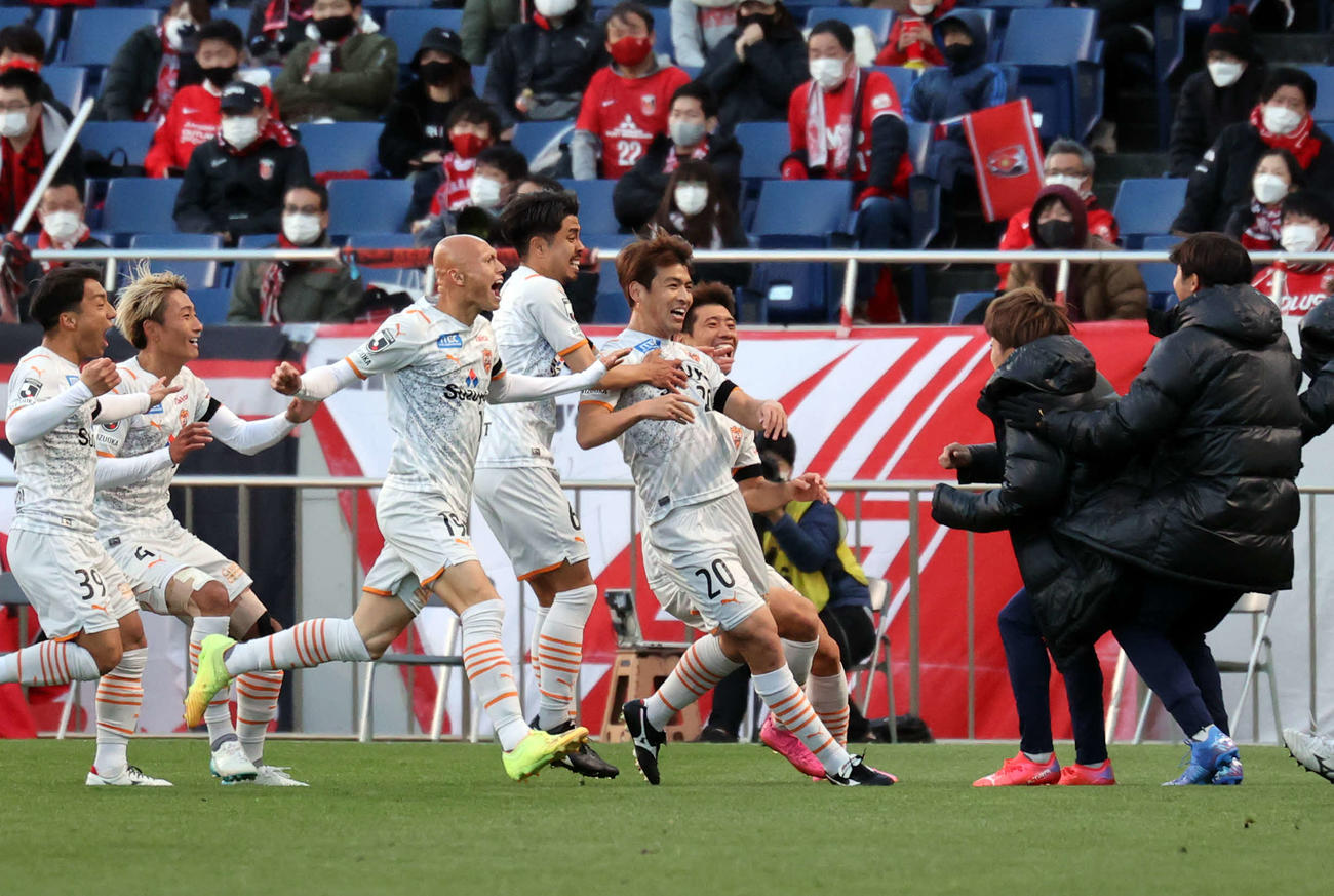 浦和対清水　後半、ゴールを決めた清水中村（中央）はイレブンと喜び合う（撮影・浅見桂子）