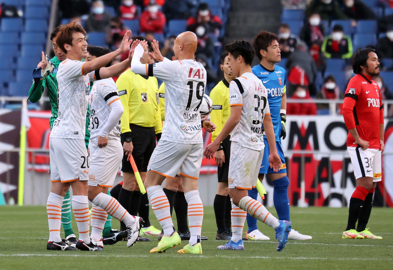 浦和対清水　1－0で勝利し、ゴールを決めた清水中村（左）はイレブンと笑顔で喜び合う（撮影・浅見桂子）