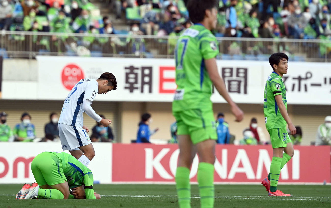湘南対徳島　J1残留決められず、がっくり肩を落とす湘南（撮影・たえ見朱実）