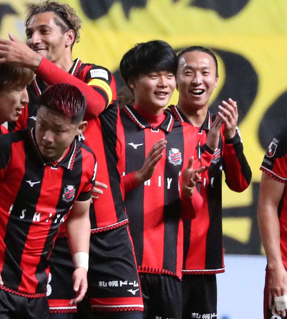 札幌対柏　試合後、笑顔の西野（右から2人目）（撮影・黒川智章）