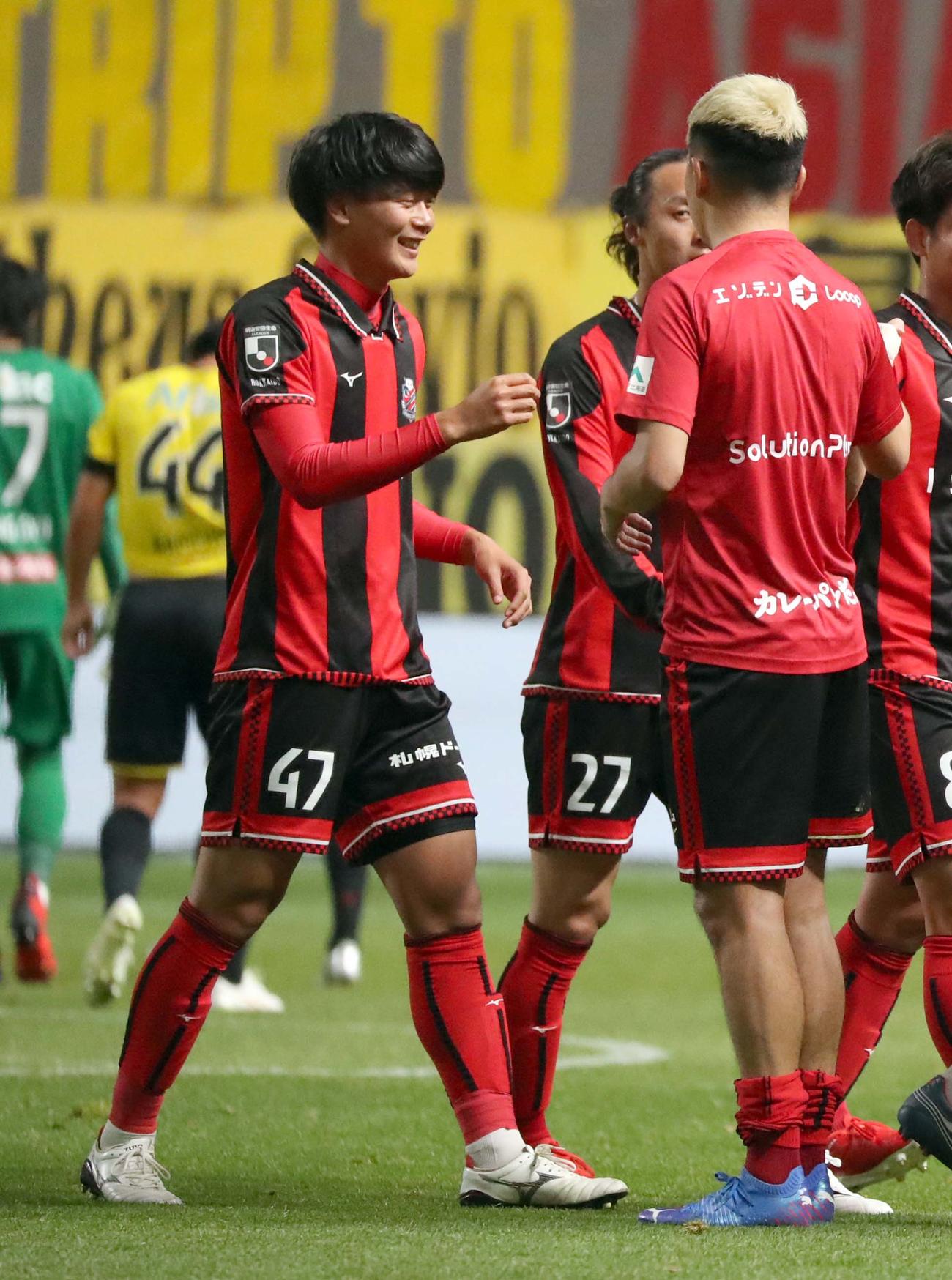 札幌対柏　試合後、選手に出迎えられる西野（左）（撮影・黒川智章）