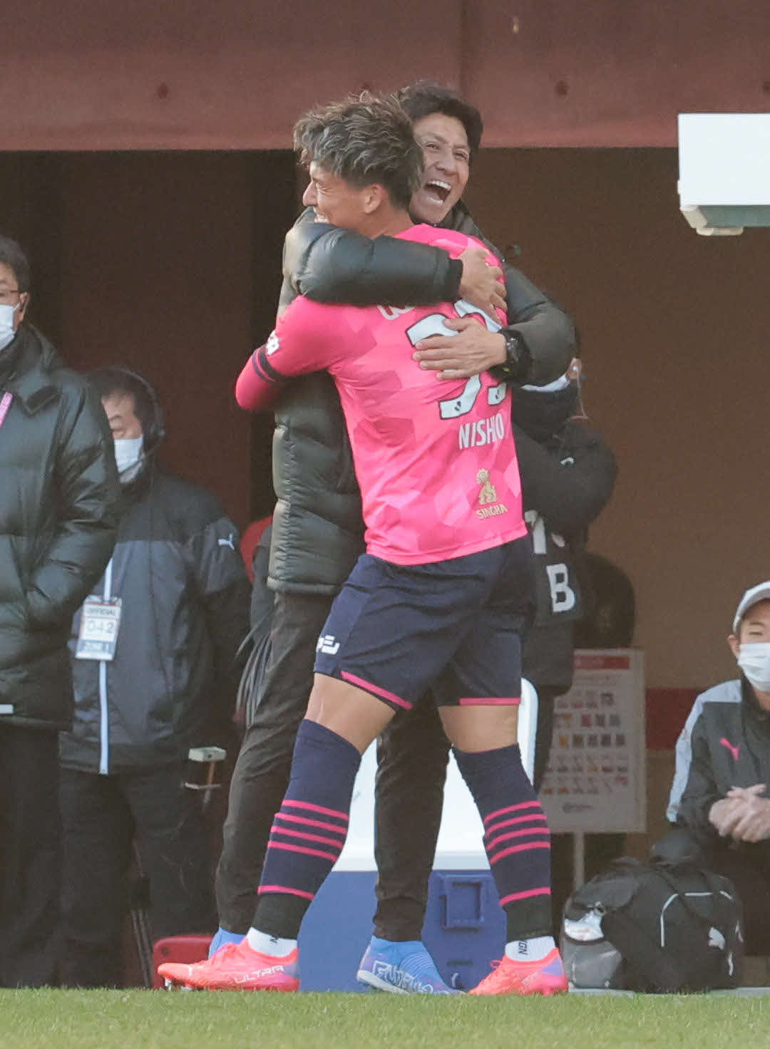 C大阪対名古屋　後半、C大阪小菊監督（後方）は勝ち越しゴールを決めた西尾と抱き合う（撮影・宮崎幸一）