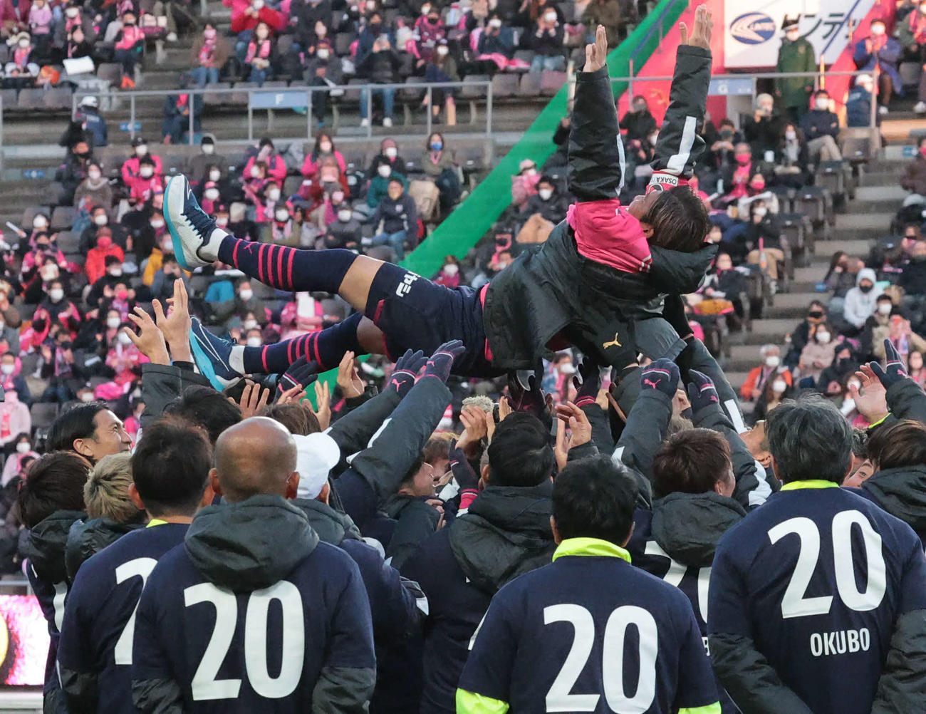 引退セレモニーで胴上げされるC大阪大久保（撮影・宮崎幸一）