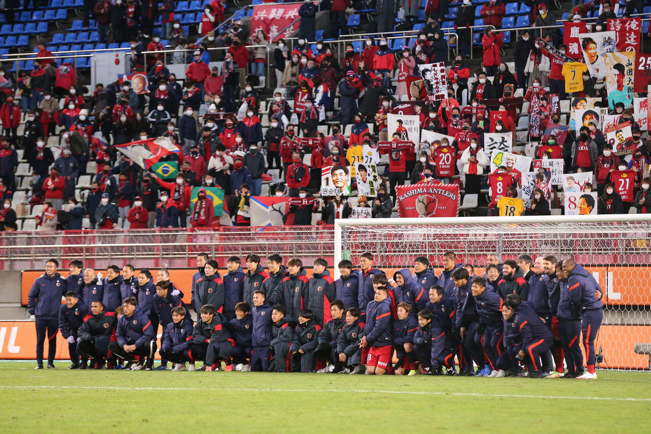 鹿島対鳥栖　試合後、サポーターと記念撮影する鹿島イレブン（撮影・河野匠）