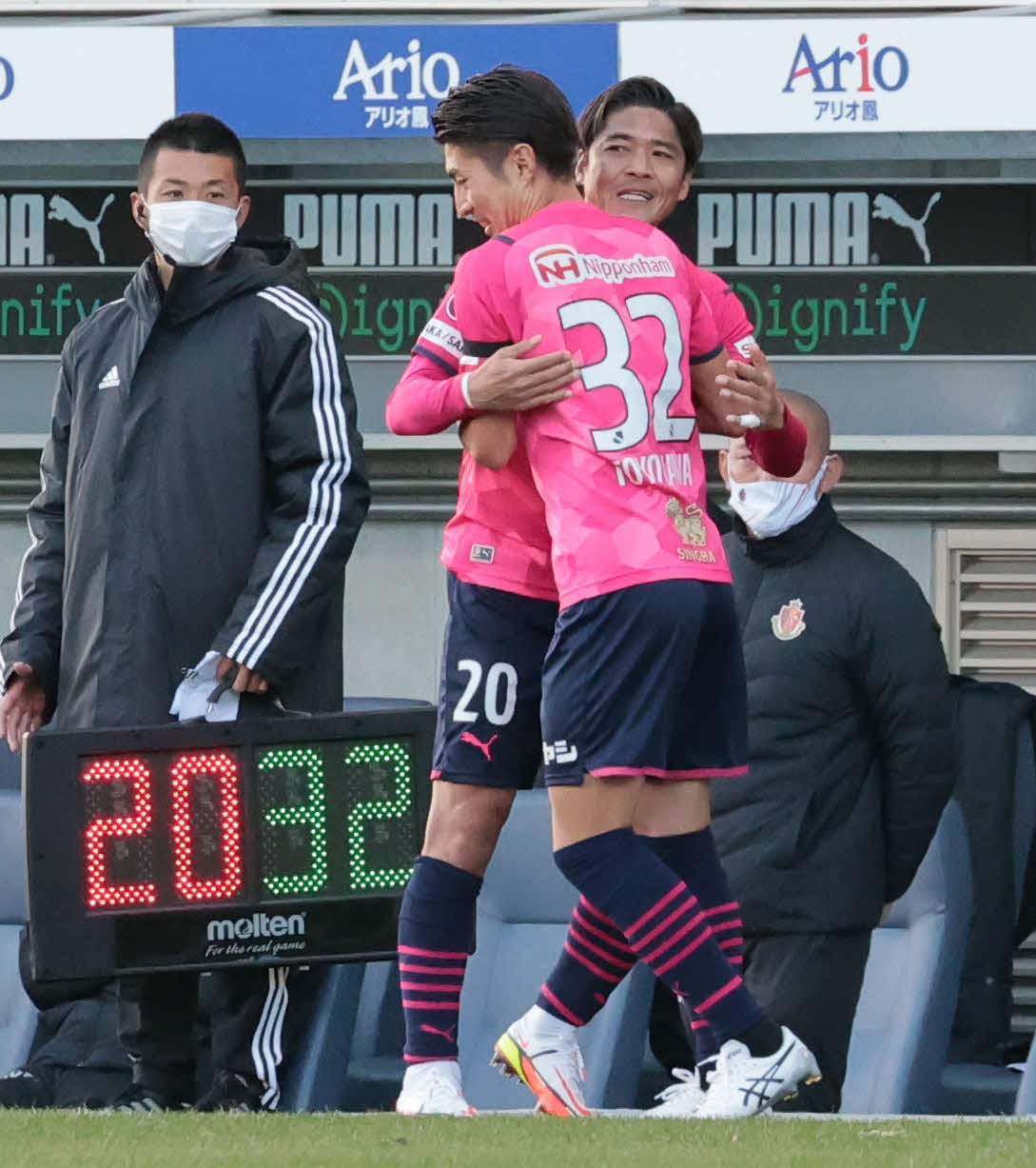 C大阪対名古屋　後半、C大阪大久保（後方）は豊川との交代を告げられる（撮影・宮崎幸一）