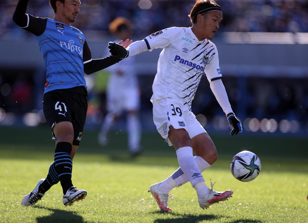 川崎F対G大阪　前半、ゴールを決めるG大阪宇佐美（右）。左は川崎F家長（撮影・狩俣裕三）