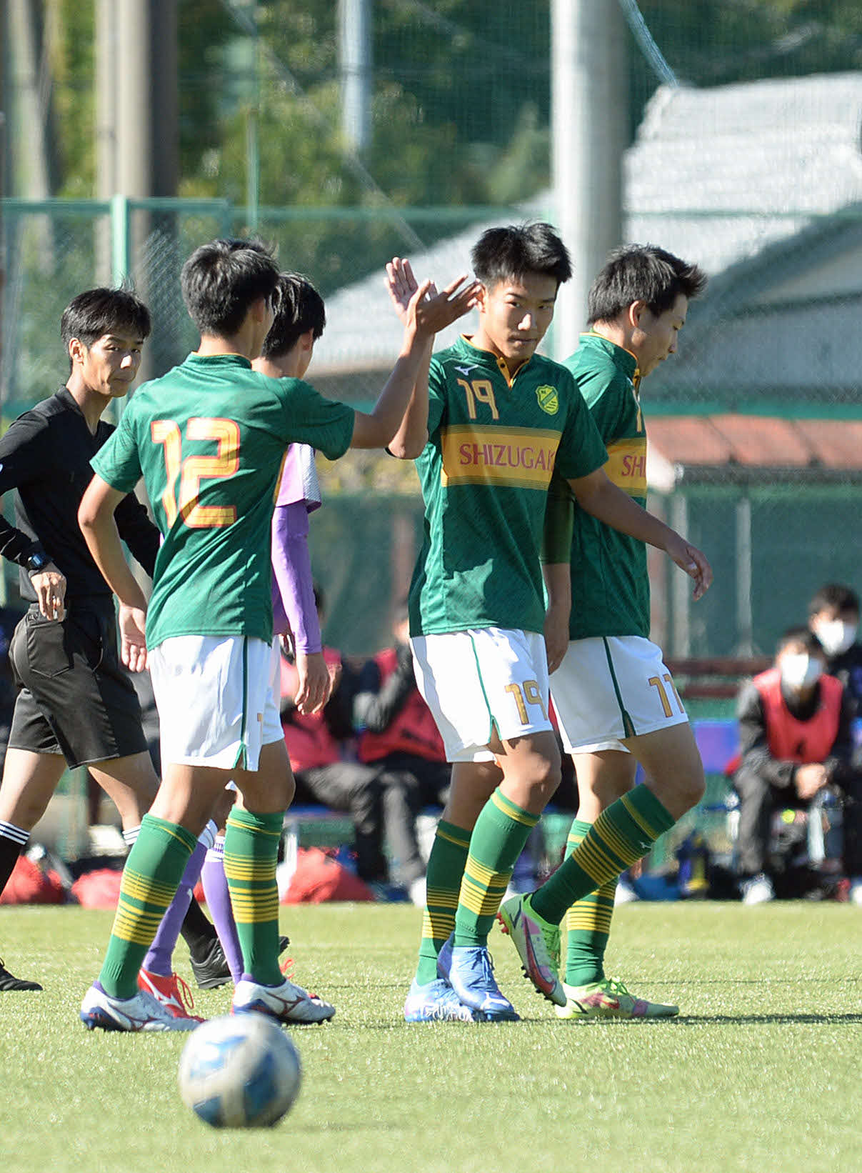 先制点を決め、仲間と喜び合う静岡学園・松永（右から2人目）