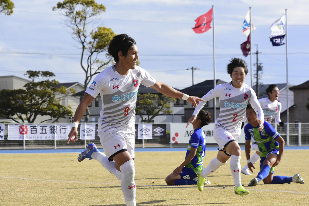 前半43分、3点目のゴールを挙げた鈴木（左）は、手を広げて喜ぶ（いわきFC提供）