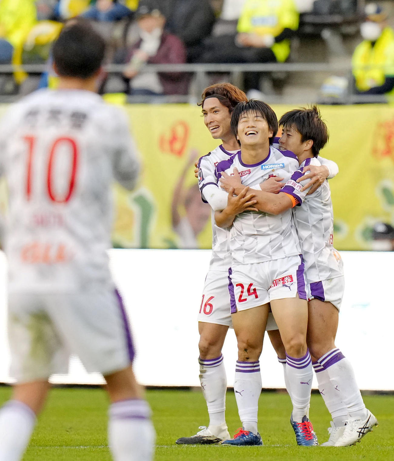 千葉と引き分け、J1昇格を決め、喜ぶ川崎（24）ら京都イレブン（共同）